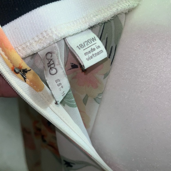 Cato Floral Blouse with Peach and Green Hues - Picture 3 of 3